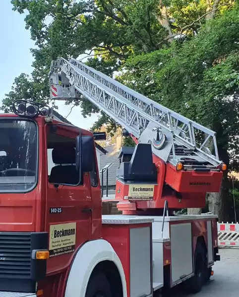 Nutzung eines Leiterfahrzeuges in Geestland, um Baupflegearbeiten zu ermöglichen.